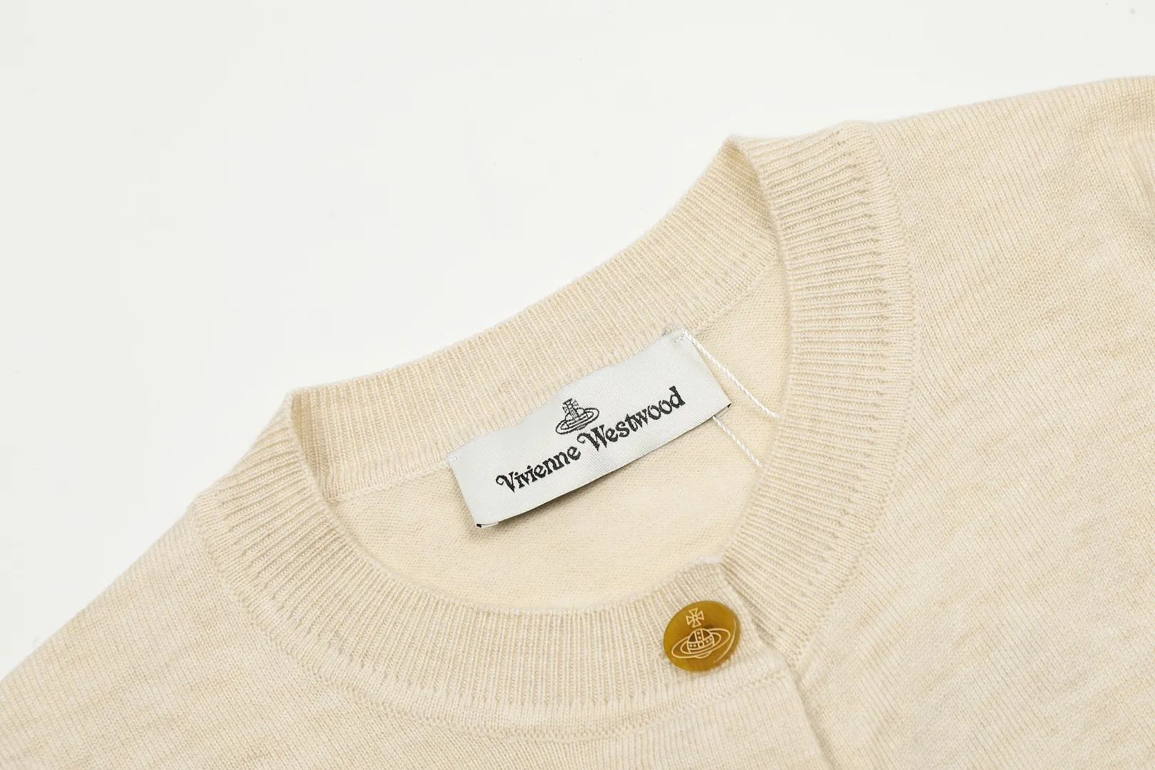 vivienne west wood Vivienne Saturn Classic Knitted Sweater Wool Cardigan 2023FW Latest Model Exclusive and Highest Quality on the Whole Network Order with Confidence - 🧩15% Merino Cotton Wool 85% Wool Blended 🧩Correct Italian 🇮🇹100% Wool Washed Wheat Logo 🧩Original Purchase True Model Opening 🧩Original Purchase Records and Comparison Charts Can Be Provided Order with Confidence 🧩Customized laser translucent buttons, the texture is clean and clear, completely restored 🧩Instant sale of all Taobao 300+ versions. Purchasing quality, full of quality, definitely not a copywriter, a real good product, the actual product is far beyond the budget. Size: S -M- L Color: black, cream apricot, coffee, gray, fluorescent green, blue